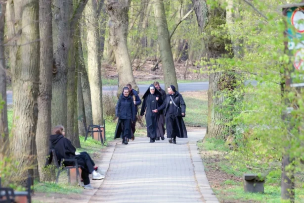 calugaritele care au evadat dintr un azil de batrani au primit dreptul sa stea la o manastire doar daca nu intra pe retelele de socializare 6929df0cc511d