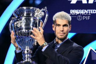 carlos alcaraz primeste trofeul atp pentru incheierea anului pe locul 1 mondial 691736448ff66