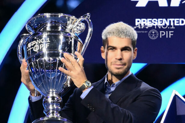 carlos alcaraz primeste trofeul atp pentru incheierea anului pe locul 1 mondial 691736448ff66