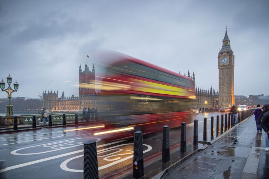 doi barbati arestati dupa ce mai multe persoane au fost injunghiate intr un tren 6906f0f94bd37