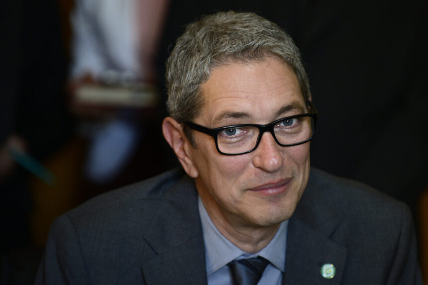 dupa aproape 12 ani consulul general al romaniei din africa de sud andrei zaharescu a fost chemat in tara de oana toiu 691f839d306e6