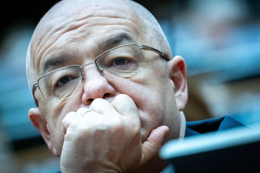 emil boc pozeaza in victima dupa descinderile dna la primaria cluj noi suntem victime colaterale in aceasta ancheta penala 6915c4b58d70b