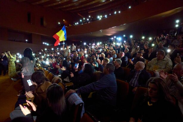 filiala judeteana aur calarasi si a ales liderul pe intuneric de pe scena george simion i a acuzat pe mafiotii locali de sabotaj pana la urma au luminat sala cu lanternele de la 692219b81976f