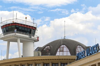 flacari sub o aeronava wizz air incident pe aeroportul otopeni pasageri evacuati 6912e43a6e691