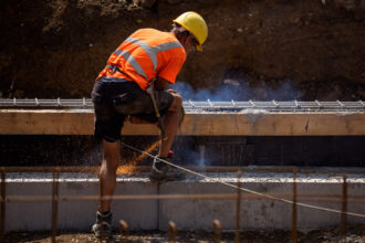 guvernul reduce numarul muncitorilor straini in 2026 ministrul muncii sa avem cat mai multe locuri de munca disponibile pentru cetatenii romani 6906155dbc726