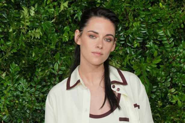 i could eat this podium with a fork and knife im so angry kristen stewart blasts neglect of female film makers 690b4df5a62b1