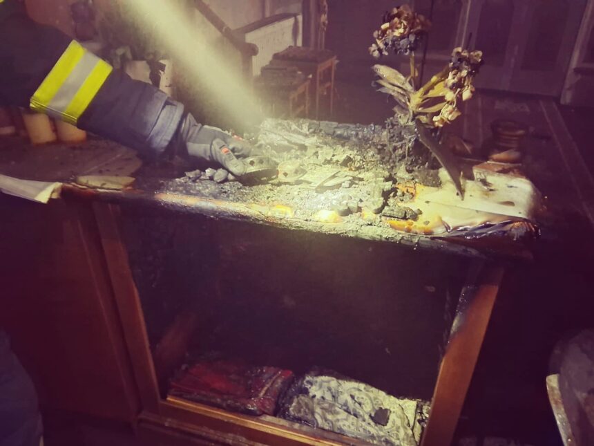 incendiu la o biserica din hunedoara din cauza unei lumanari aprinse 6921e6a61cd63