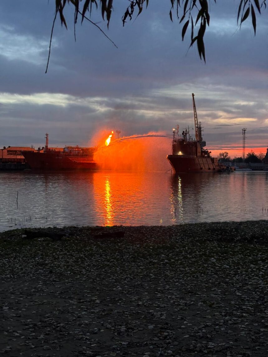 incendiul de pe nava cu gpl de la granita romaniei cu ucraina sub control evacuarea din ceatalchioi inceteaza dar riscul ramane ridicat in plauru 691c1eb8e0fe8