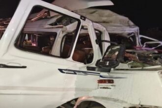 india un microbuz cu pelerini a intrat intr un camion parcat cel putin 15 oameni au murit 69083f9353dc5