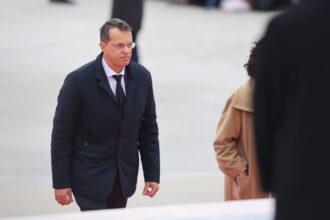 ionut mosteanu surprins in parlament sorbind din cafea in timpul imnului national 692889fbc6f85