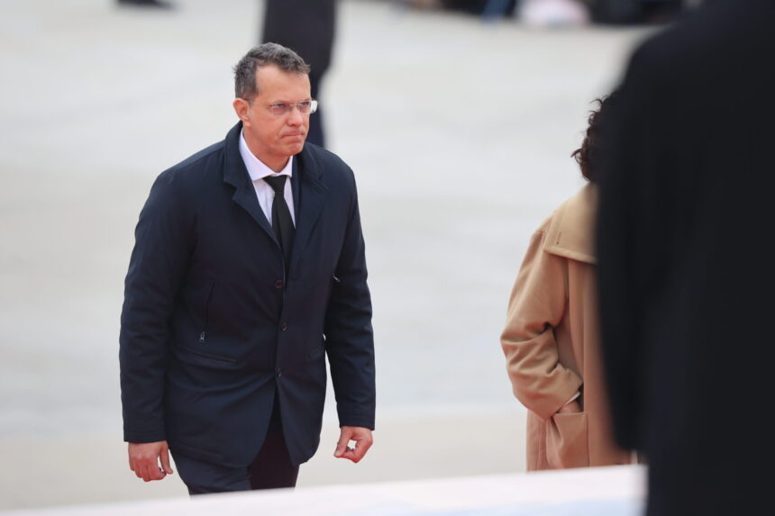 ionut mosteanu surprins in parlament sorbind din cafea in timpul imnului national 692889fbc6f85