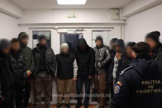 migranti din maroc si turcia ascunsi intr un camion cu piese metalice si paleti cu rasina 69256f53814be