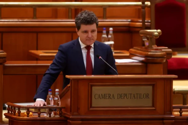 nicusor dan a prezentat strategia nationala de aparare in parlament cateva pasaje sunt din sugestiile pe care le a primit de la cetateni 6926fc1d2f979
