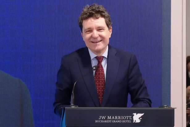 nicusor dan numar de stand up comedy la o conferinta pe aparare colegii mi au pregatit un discurs despre cooperarea romano germana incepand cu secolul 13 a ras si nicusor a ras 6911b9f084691