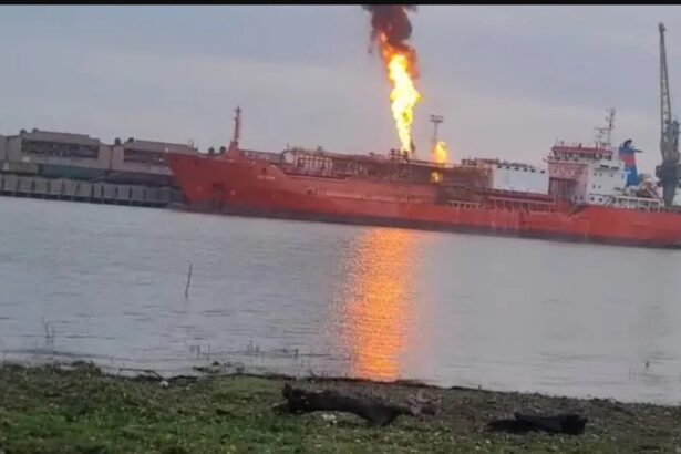 o nava care transporta gpl lovita de drona in timp ce trecea pe dunare o localitate din romania este evacuata preventiv ro alert emis 691aef2a3784b