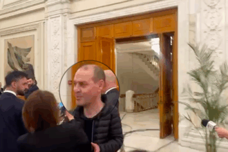 omul lui dogioiu ofiter de presa la guvern verificat disciplinar dupa ce a bruscat jurnalistii la plecarea premierului din parlament 692712905e563