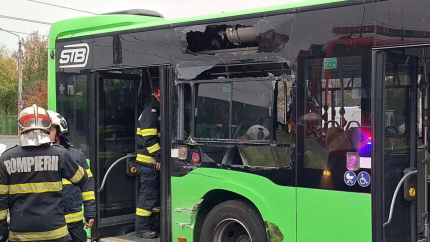 opt oameni raniti dupa un accident intre un tramvai si un autobuz in capitala 6909bd88a2a83