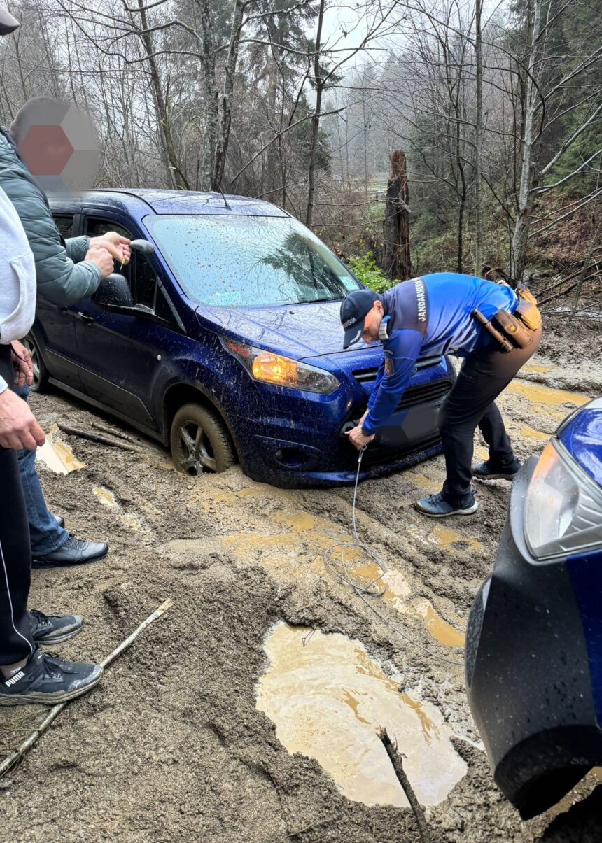 patru turisti care au vrut sa ajunga la chilia lui arsenie boca au ramas blocati pe drumul forestier 69229c6fe2fa3
