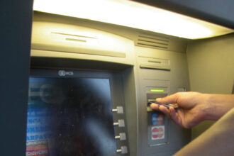 paznicul unei banci din iasi a furat dintr un bancomat 68 650 lei si 9 750 euro 6911bf4c0883a