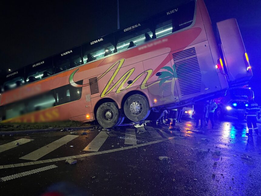 plan rosu de interventie in braila un autobuz cu 24 de pasageri s a rasturnat video 69236d115626d