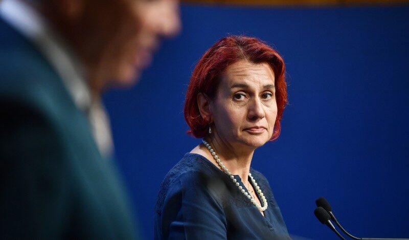 ponta despre sinecura ioanei dogioiu tupeul si obrazul gros al celor care stiu sa dea lectii altora ca apoi sa faca invers e pentru ca le merge 691c508aace74