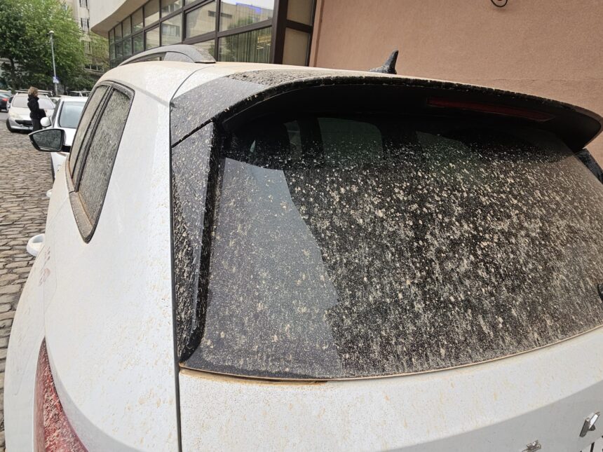 praful saharian ajunge in romania cand se depune pe masini 691f14c967337