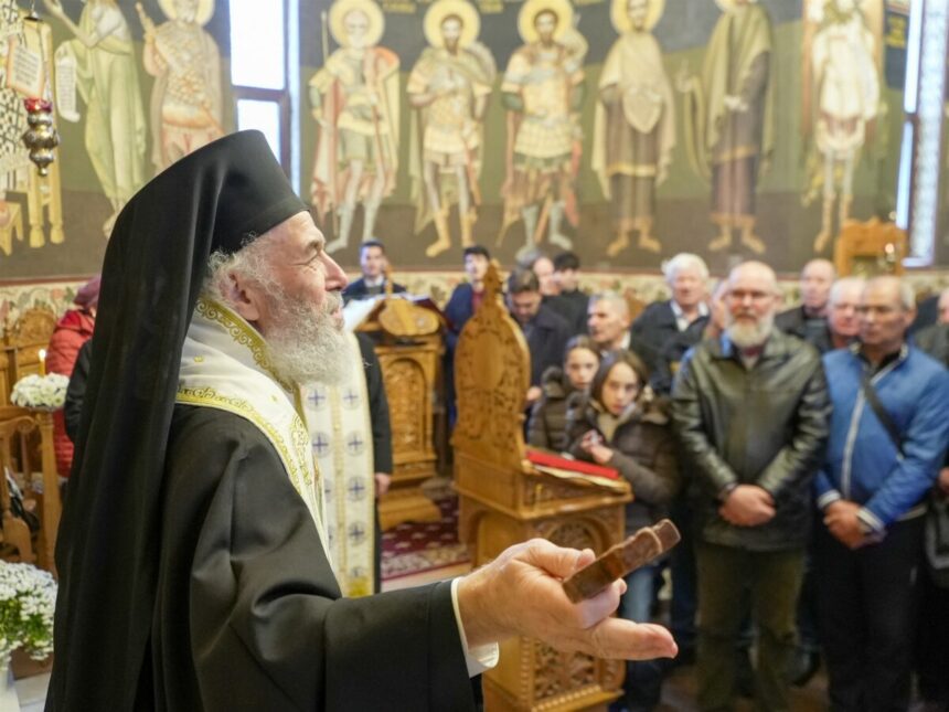 preotii s au rugat pentru siderurgistii galateni ips casian a participat la slujba de la biserica de pe platforma siderurgica liberty galati 692b0c294a511