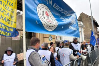 sindicalistii din invatamant protesteaza din nou in fata ministerului educatiei ce critici aduc executivului 691dae4c4288a