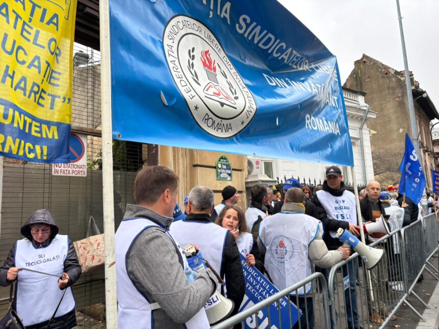 sindicalistii din invatamant protesteaza din nou in fata ministerului educatiei ce critici aduc executivului 691dae4c4288a