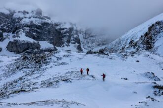 tanarul disparut in bucegi duminica seara nu a fost inca gasit cautari extinse cu black hawk drone si echipe salvamont 692717901d5b5