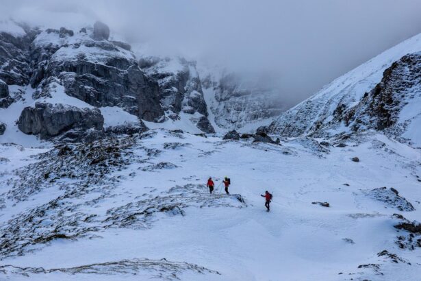 tanarul disparut in bucegi duminica seara nu a fost inca gasit cautari extinse cu black hawk drone si echipe salvamont 692717901d5b5