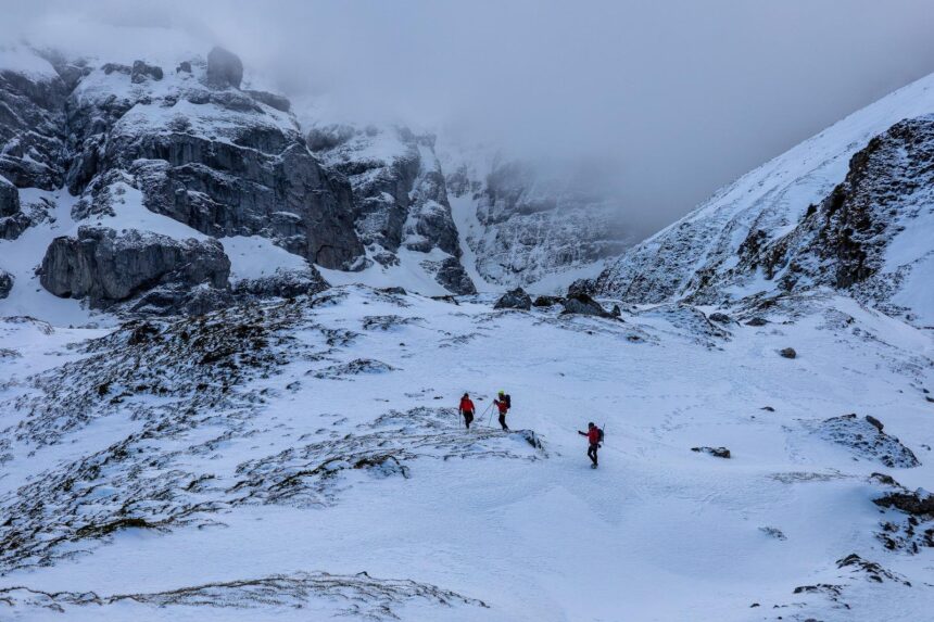 tanarul disparut in bucegi duminica seara nu a fost inca gasit cautari extinse cu black hawk drone si echipe salvamont 692717901d5b5