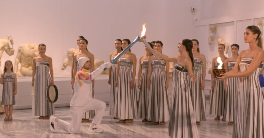 torta olimpica pentru jo 2026 a fost aprinsa la atena in interiorul muzeului arheologic fara public 6926decfa6182