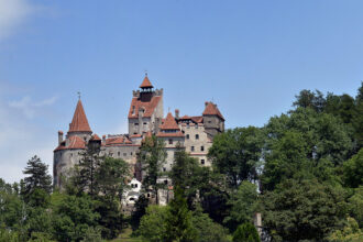 turist italian de 55 de ani gasit mort in curtea castelului bran 690773ad631ea