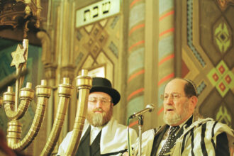 un barbat din australia a incendiat usa unei sinagogi in timp ce cativa pelerini se aflau inauntru magistratii au stabilit ca atacul nu a fost unul antisemit 6923f875dd009