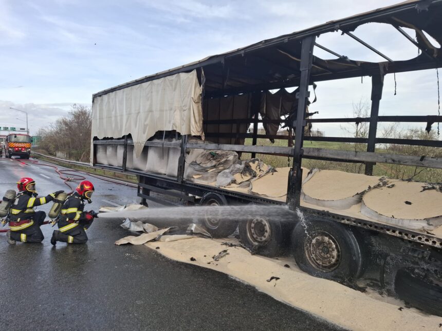 un camion incarcat cu uree a luat foc pe autostrada bucuresti constanta 6928044b4abf9