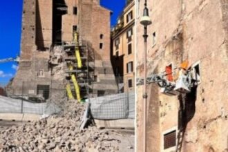 un turn istoric din roma aflat in curs de restaurare s a prabusit un muncitor prins sub daramaturi 6908aefa5ddef