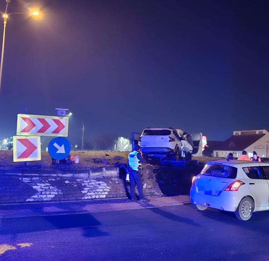 accident spectaculos in timis o masina a ajuns in varful unui sens giratoriu 6945a39f79fe3