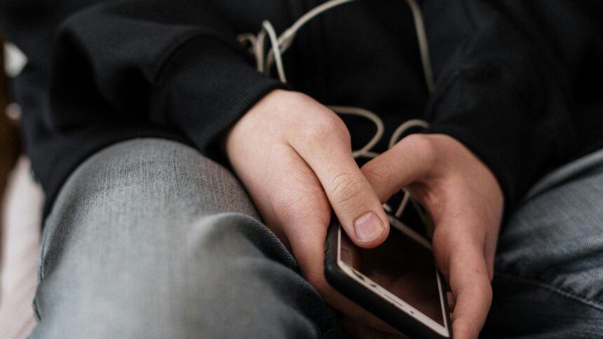 adolescentii si viata digitala ce nu inteleg adultii despre mediul online 69300e1e20a87