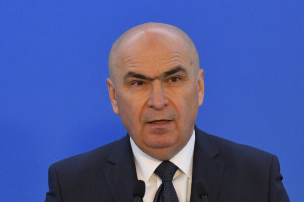 anuntul lui bolojan da fiori pensionarii si profesorii isi pot lua adio de la majorarea veniturilor abia in 2027 se va relansa economia 6939b0ee9d1cc