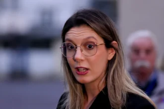 aur a depus o motiune simpla impotriva ministrului mediului diana buzoianu documentul va fi dezbatut chiar in ziua motiunii de cenzura 69394f95a1a20