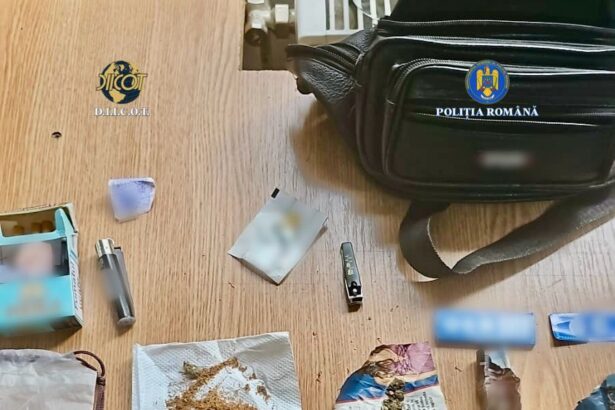 barbat prins in timp ce incerca sa vanda canabis intr un liceu din targoviste 69394538ac196