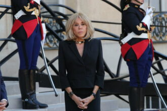 brigitte macron in centrul unui scandal de proportii prima doamna a frantei insulta activistele feministe 69380c4875f16