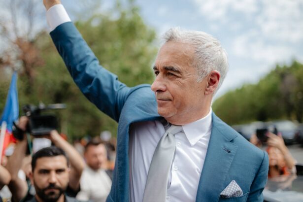 calin georgescu asteptat de sute de sustinatori la sediul politiei din buftea 692ea2559803f