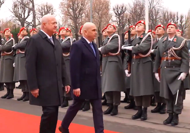 cancelarul austriei il primeste pe premierul ilie bolojan cu onoruri militare cei doi vor discuta despre cooperarea in domeniul energetic 693163d111a04