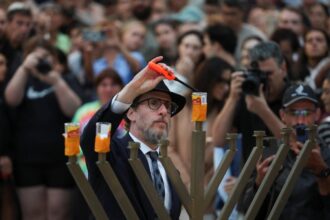 candles burn across australia as the nation hopes light will defeat the darkness 694015bd05c13