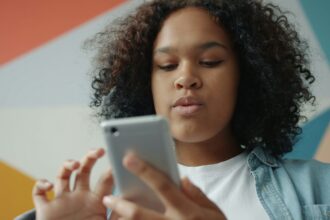 cifre ingrijoratoare 1 din 4 adolescenti apeleaza la inteligenta artificiala pentru sprijin privind sanatatea mintala 6938154b5e884