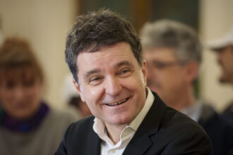 de la paris nicusor dan se gandeste la micul paris si insista cu mostenirea sa eu vreau ca acel referendum sa fie pus in practica 69384930070cd