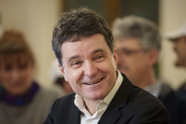 de la paris nicusor dan se gandeste la micul paris si insista cu mostenirea sa eu vreau ca acel referendum sa fie pus in practica 69384930070cd