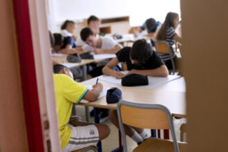 elevii cu media 10 la evaluarea nationala si bacalaureat primesc bani de la guvern 6943efac46641